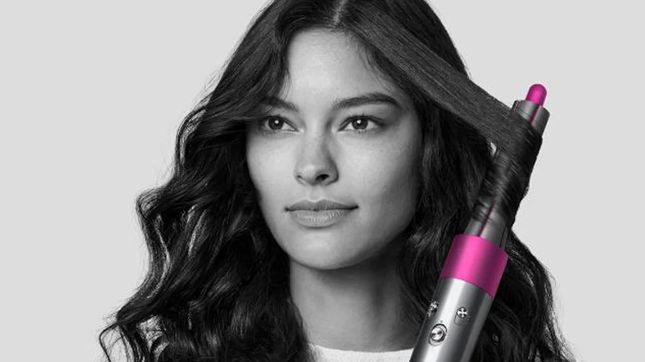 تمرکز بر اثر کوآندا: راز جذب و حالت دادن به موهای لخت